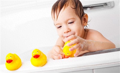 Qué hacer cuando los niños tienen miedo de bañarse: pruebe las bombas de baño