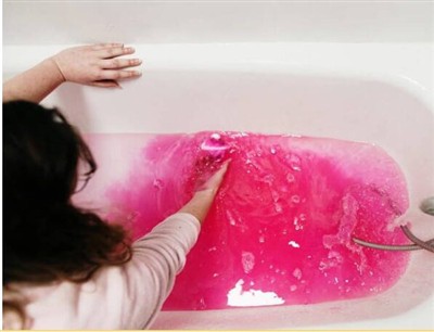 ¿Las bombas de baño de colores manchan su bañera?